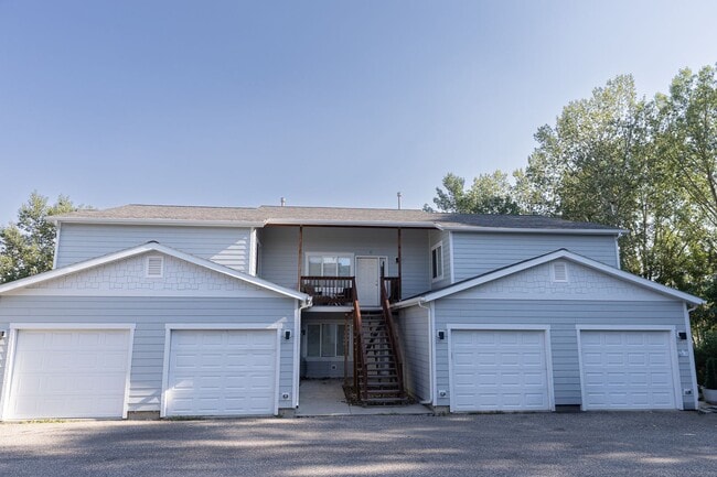 Building Photo - Bright & Convenient Townhouse Living!