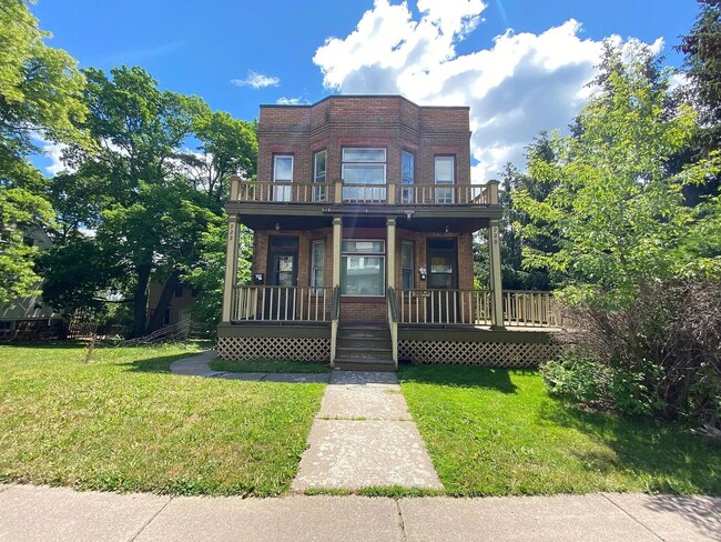 Building Photo - 922-922 E 5th St Unit 922