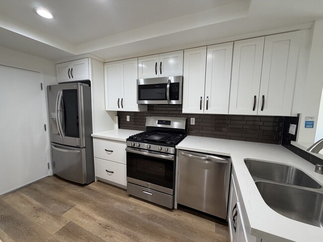 Building Photo - Updated modern townhouse 3 bed 1.5 bath