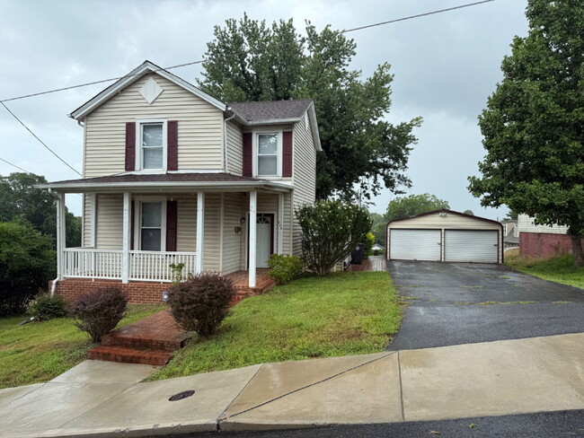 Building Photo - Very Large 3 or 4 bedroom home with nice y...