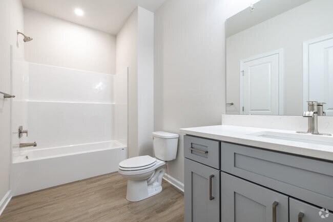 1BR, 1BA w/Den - 947SF - Bathroom