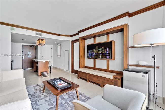 6801 Collins Ave Unit 818
