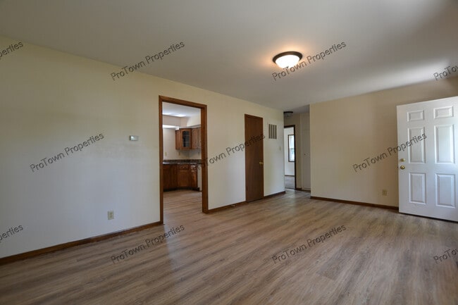 8 Girard Blvd