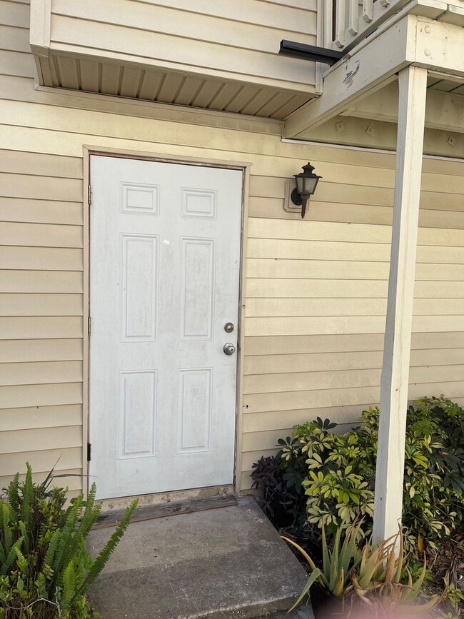 Photo - Spacious 2 bedroom/1 Bathroom End Unit Upstairs Condo.