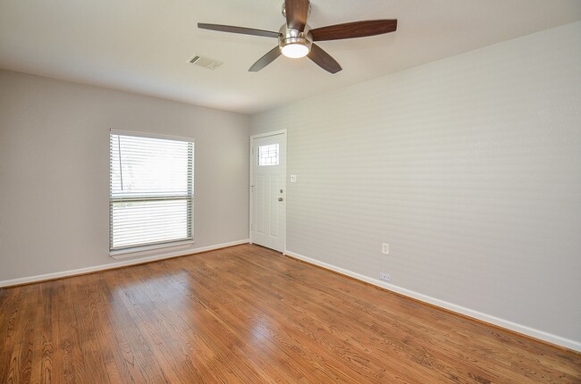 Photo - 8153 Lenore St