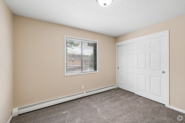 2BR, 1BA - 913SF - Primary Bedroom