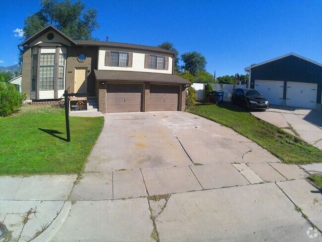 Building Photo - 4 Bedroom 2 Bath Home 2 Car Garage. Dog Fr...