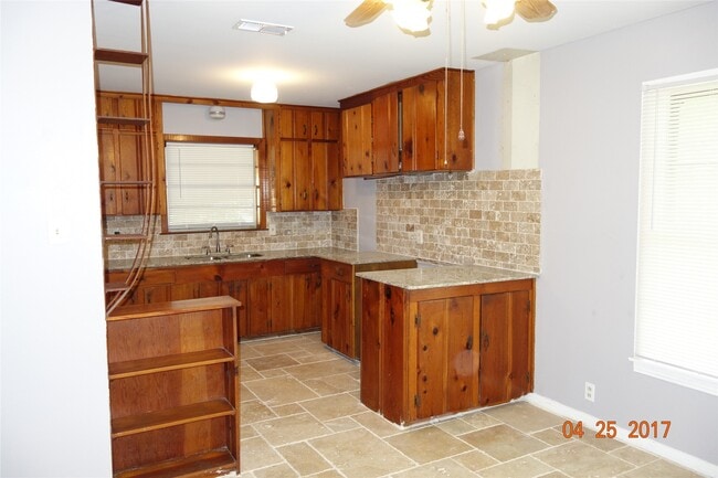 Photo - 122 W Wellington St