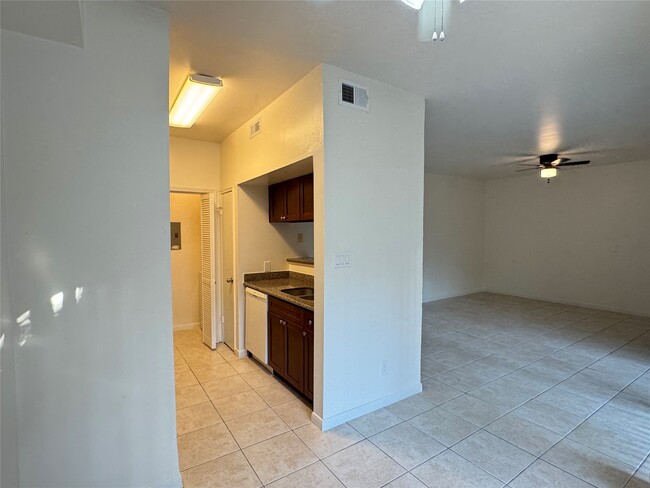 Building Photo - 6500 Harbor Town Dr Unit 3103