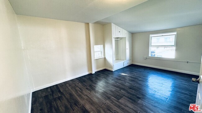 Building Photo - 219 E 10th St Rental