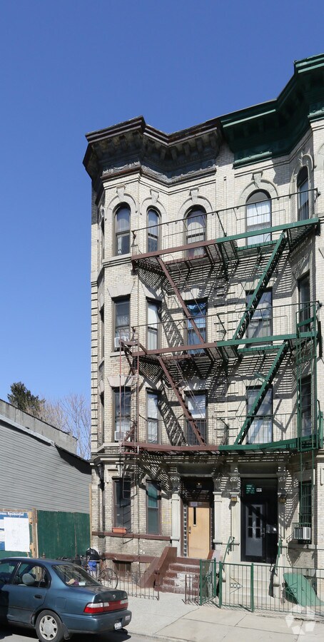 Photo - 445 Bainbridge St
