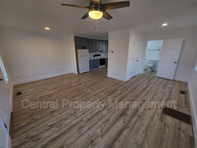 Photo - 200 Cox St