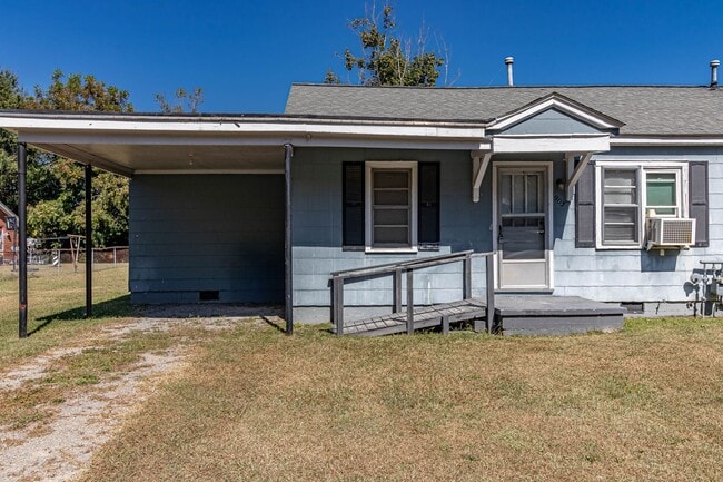 Building Photo - 2 BR | 1 BA Duplex Unit - Great Central Lo... Rental