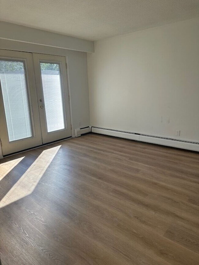 Building Photo - 2594-2608 Dewey Ave Unit 2608 Dewey Ave # 6 Rental
