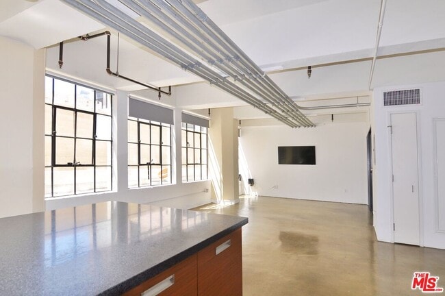 Photo - 746 S Los Angeles St Unidad 306