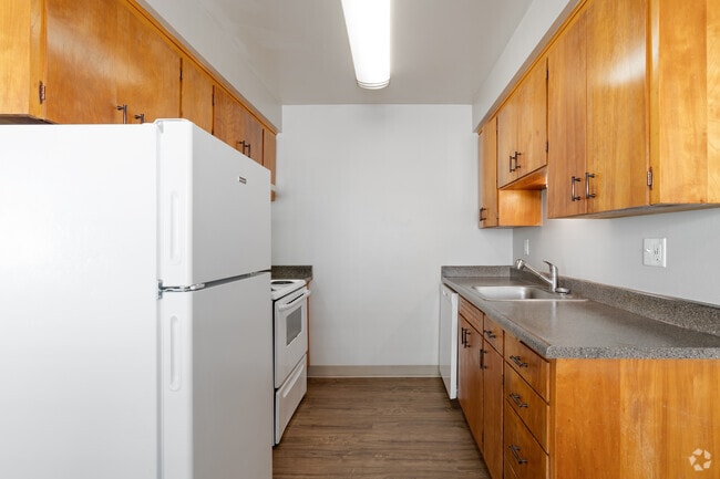 2BR, 1BA - 775SF - Kitchen