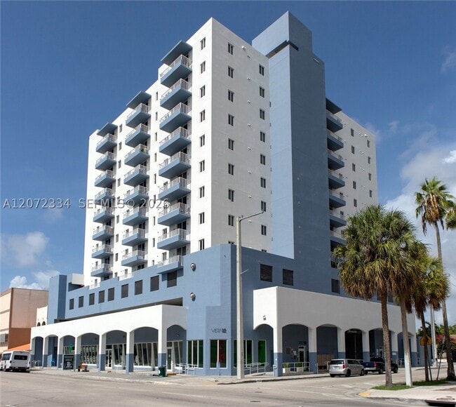 Building Photo - 420 SW 12th St Unit 1004