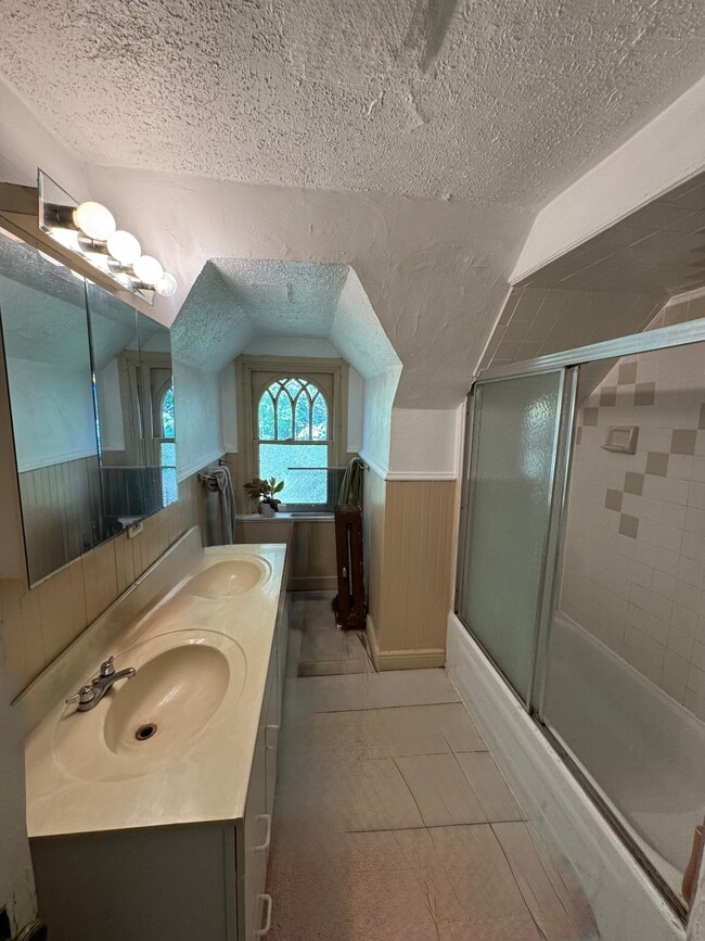 Master Bath - 5601 Wilkins Ave Unit 3