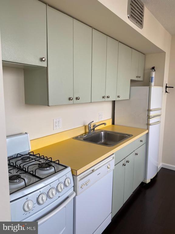 Building Photo - 1326 Spruce St Unit 1302