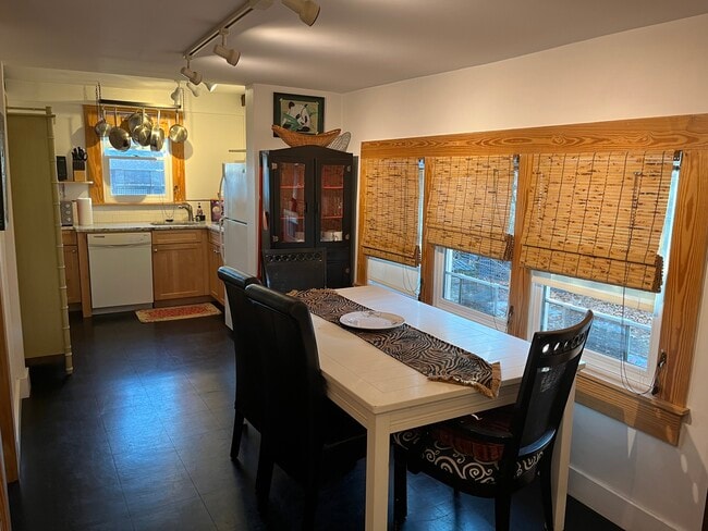 Photo - 147 E Chestnut St