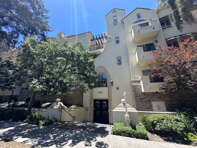 Building Photo - 4601 Coldwater Canyon Ave Unit 305