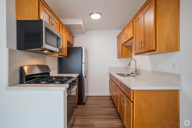 2BR, 1BA - 743SF - Kitchen