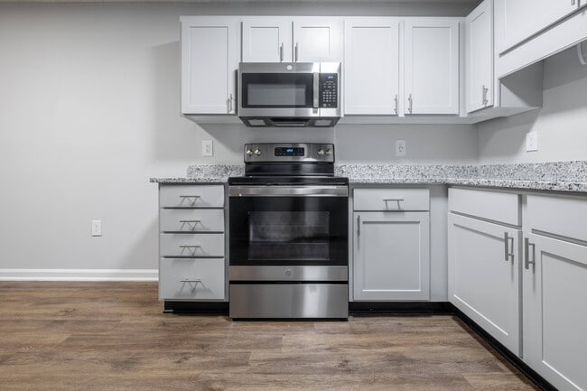 2BR, 2BA - 1,004SF Carnegie Renovated - Kitchen