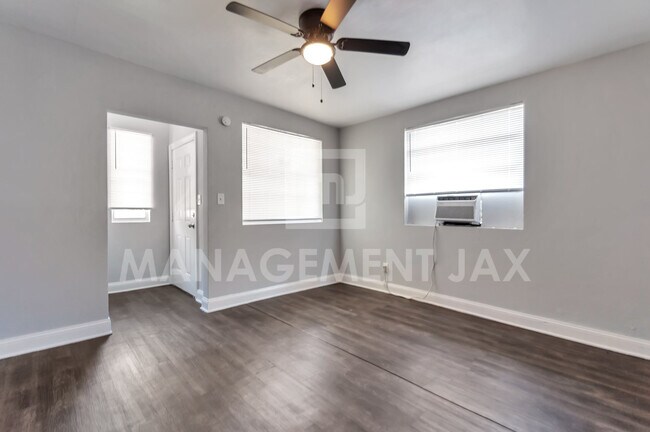1520 W 25th St