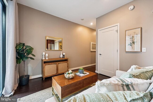 Photo - 1320 Fenwick Ln Unit 203
