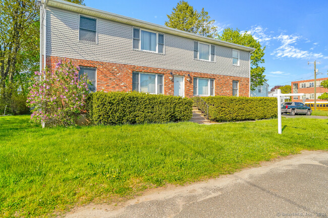 217 Charlotte St Apartment Unit 1R - Waterbury, CT | ForRent.com