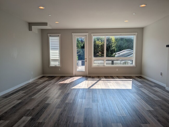 Photo - 1306 Digby Pl