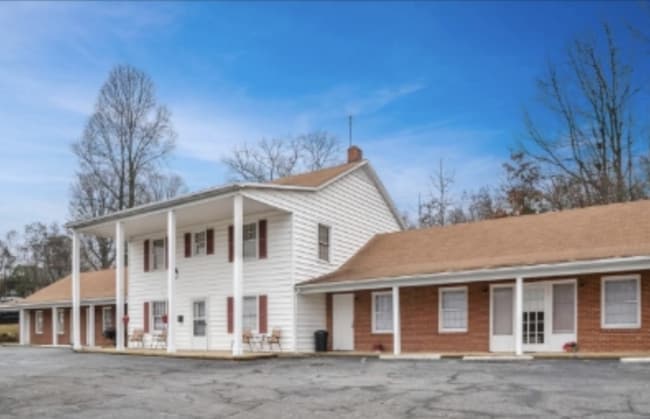 Building Photo - 671 E Court St