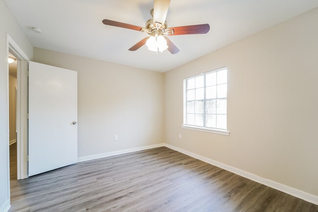 Photo - 209 Spanish Oak Dr