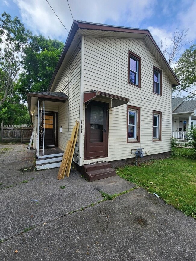 Two Bedroom Single Family Home! - Two Bedroom Single Family Home!