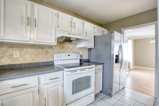 Photo - Lovely 2 bed 1.5 bat Condo is quiet Stamford Neighborhood Unit 2