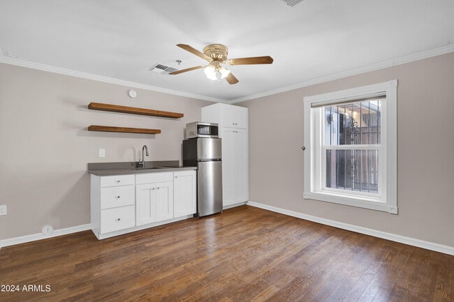 Building Photo - 5753 W Glendale Ave Unit Apt 105