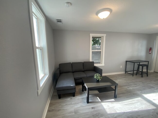 Building Photo - 281 S 7th St Unit 1