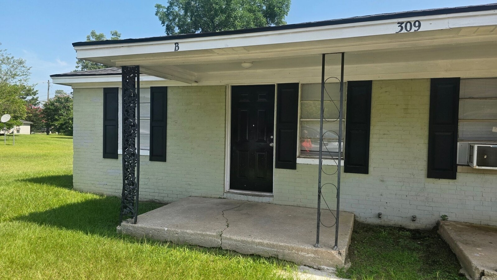 2 Bedroom 1 Bath Brick Unit - 2 Bedroom 1 Bath Brick Unit