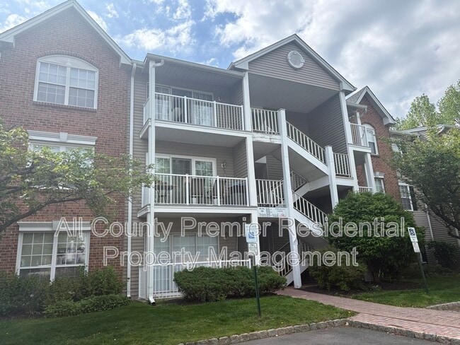 Building Photo - 60 Versailles Ct