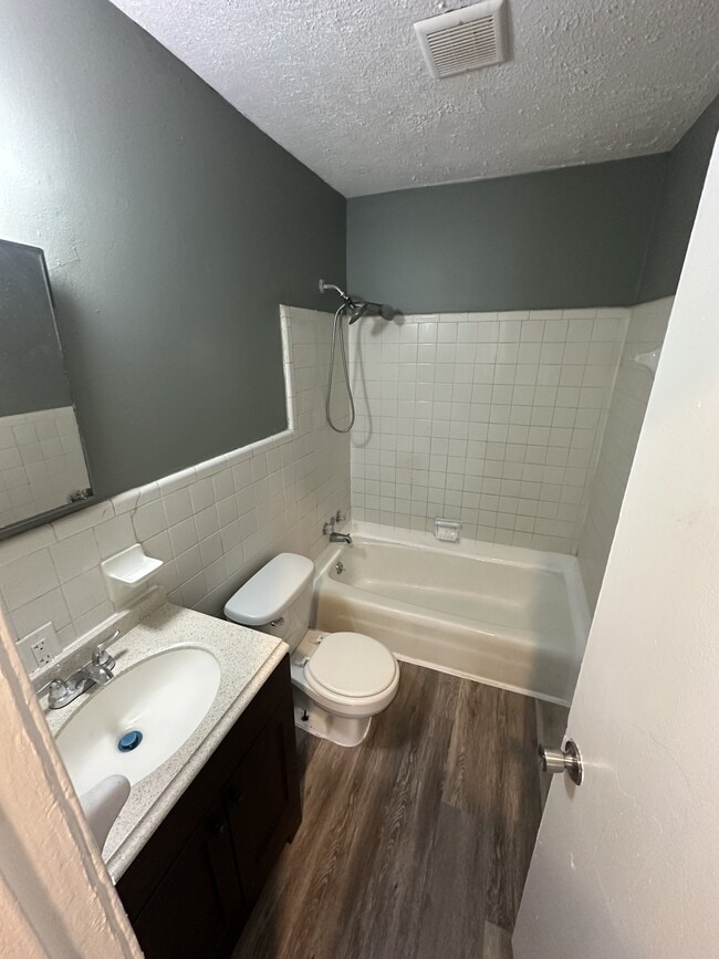 Photo - 114 Jelk St