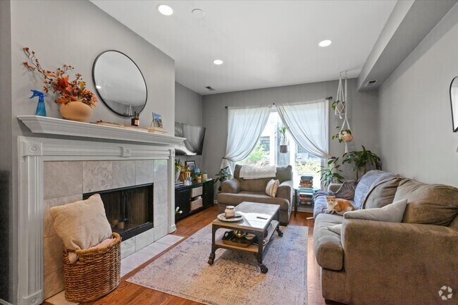 Building Photo - 1345 W Walton St Unit 1 Rental