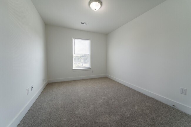 Photo - 710 Lamina Dr