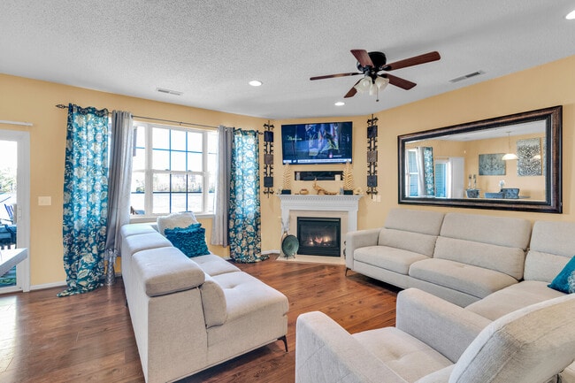 Photo - 423 Reflection Ln