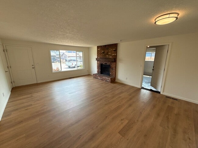 Photo - 3641 Cherrylawn Ct NE