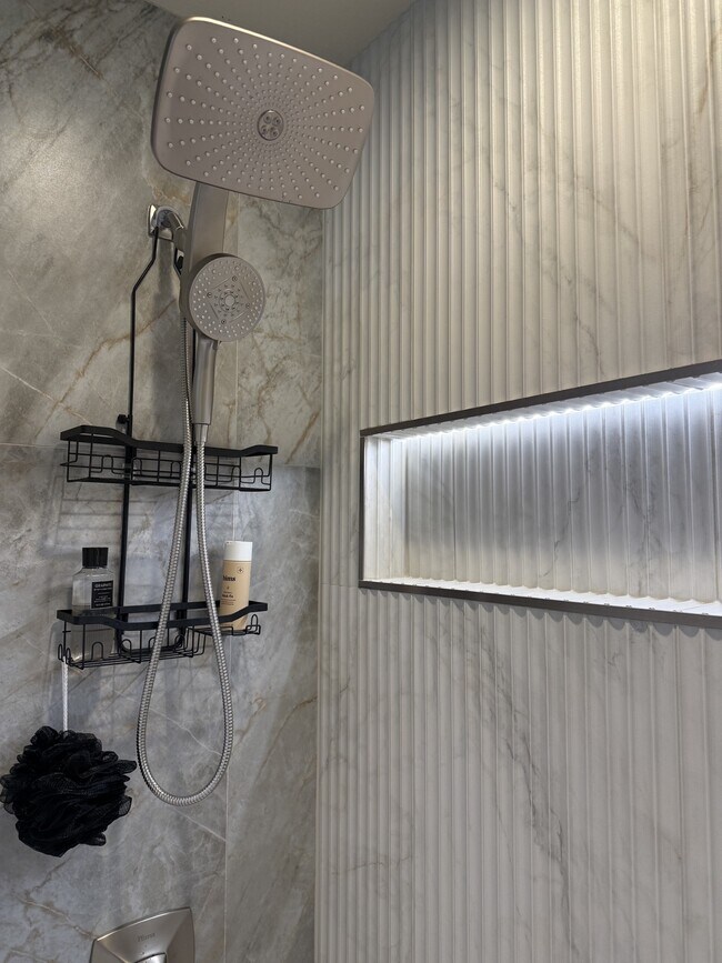 Rain Showers/Modern - 4836 NE 9th Ave