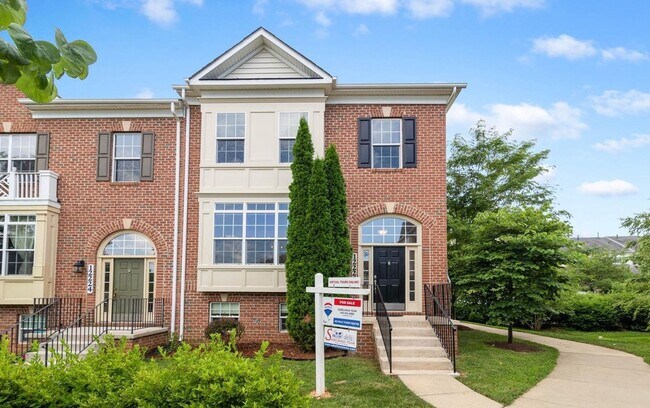 End Unit townhouse in Greenway Village Com... - End Unit townhouse in Greenway Village Com...