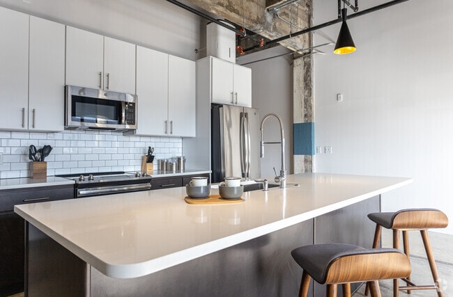 1BR, 1BA - 798SF