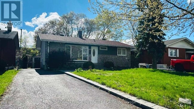 Photo - 870 Claude St