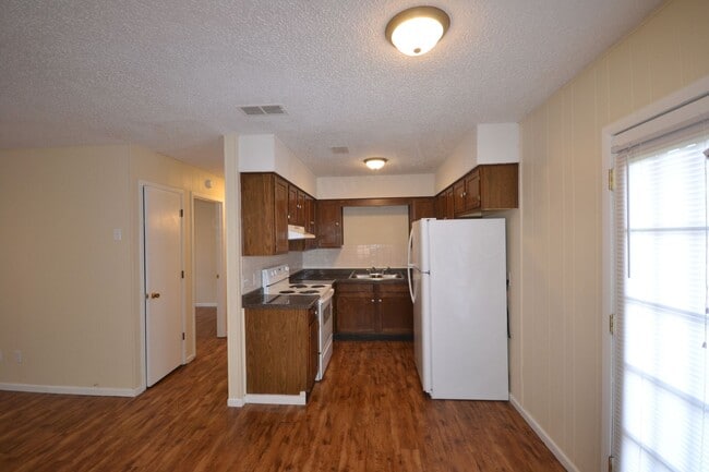 Photo - South Street Apartments Unidad D