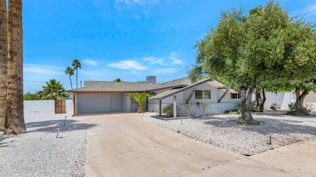 Building Photo - 3904 E Sahuaro Dr